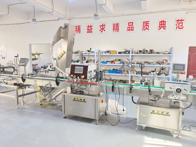 自動灌裝上蓋旋蓋生產(chǎn)線展示